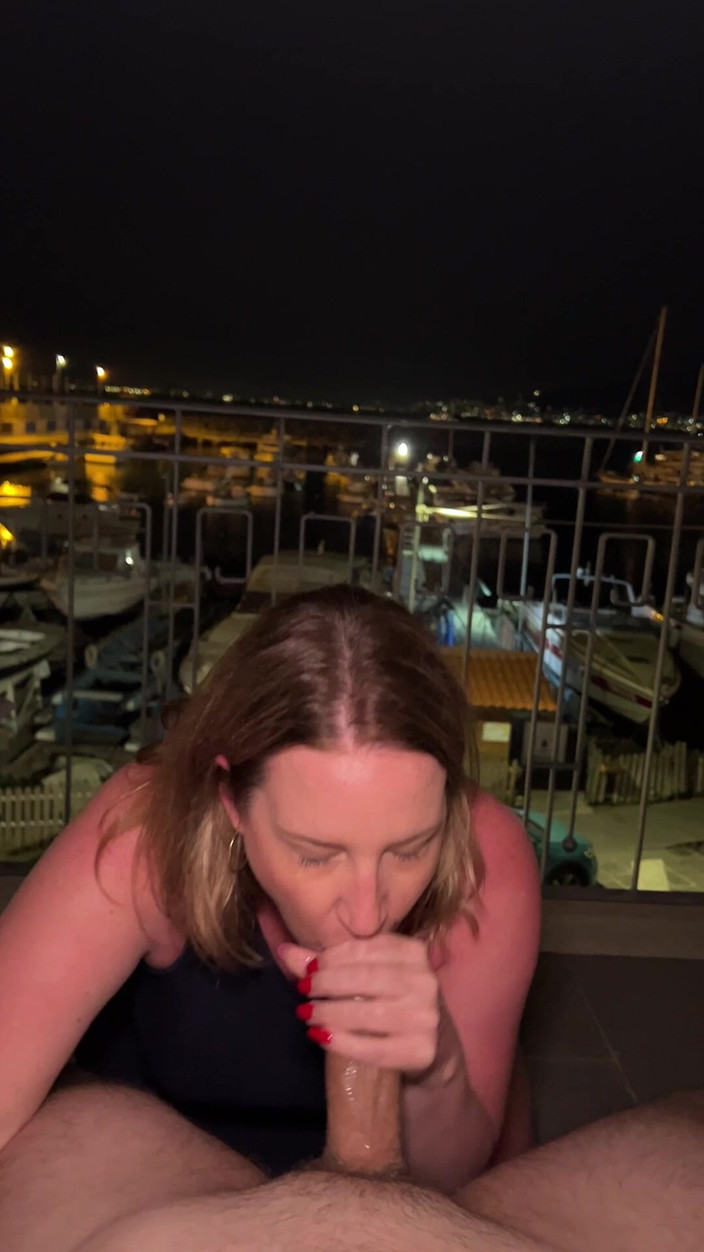 Avril Showers: Ковтаючи його сперму в марині на узбережжі Амальфі