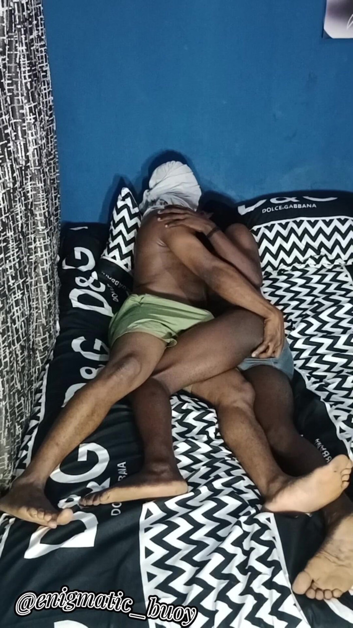 Enigmatic Buoy: Aku mergokin abang tiriku lagi bereksperimen sama sahabatnya sendiri!