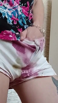 Magrinha estudante se masturba em suas roupas de manhã antes da escola