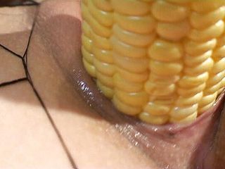 Popp Sylvie: Spuit twee keer met een maïs op de kolf