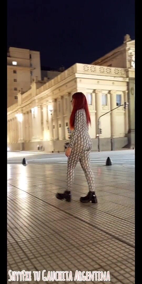 Tu Gauchita Argentina: Shyyfxx tu gauchita argentina caliente mostrando en la calle !! Caminata...