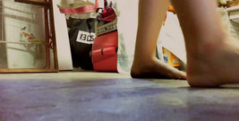 Nicoletta Embassi: 为了我的主人，我光着脚走了一整天，我看着我顺从