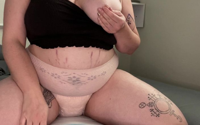 Adama Daat: BBW, première désespoir jaillissant, humiliation de pisse et masturbation
