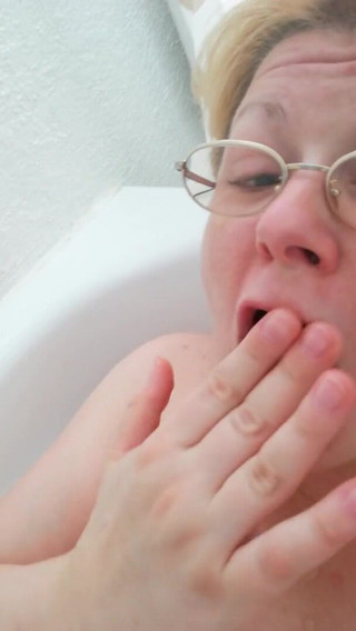 Putarankahotmilf: Secret masturbate in bathtub