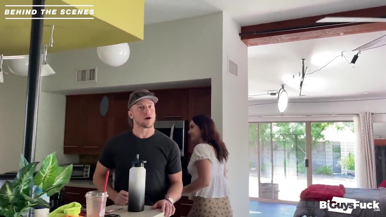 Bi Guys Fuck: Ucla Baddie が大学ジョックの太いチンポを奪う!