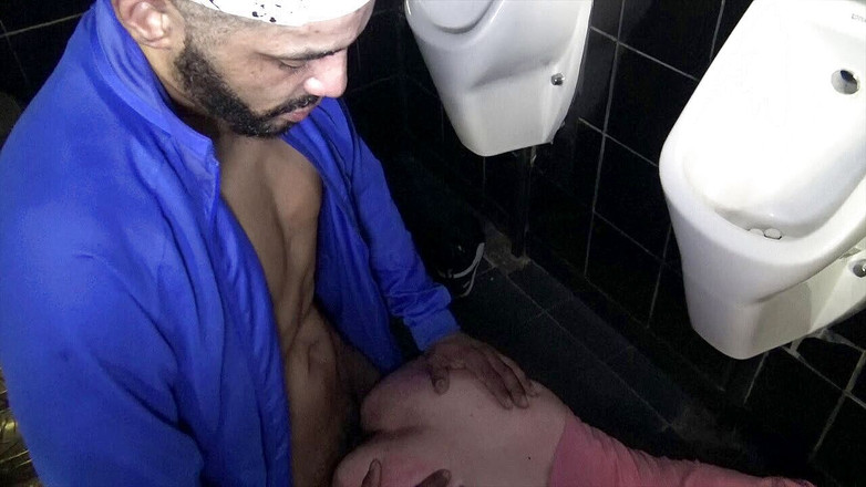 MALIK THE ARAB FUCKER XXL: Futută fără prezervativ de Tahar în toaletele publice