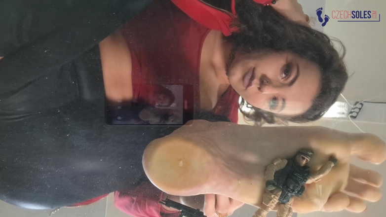 Czech Soles - foot fetish content: दिग्गज स्वामिनी रौंदते हुए फर्श का व्यू
