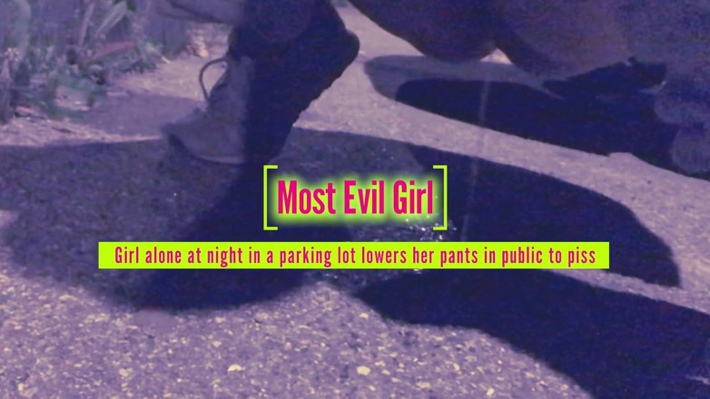 Most Evil Girl: 駐車場で夜に一人で女の子は小便に屋外で彼女のズボンを下げます