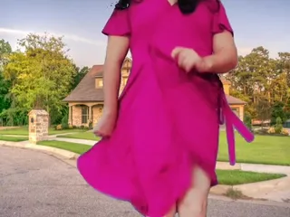 Pe stradă, femeie îmbrăcată sexy, dansând