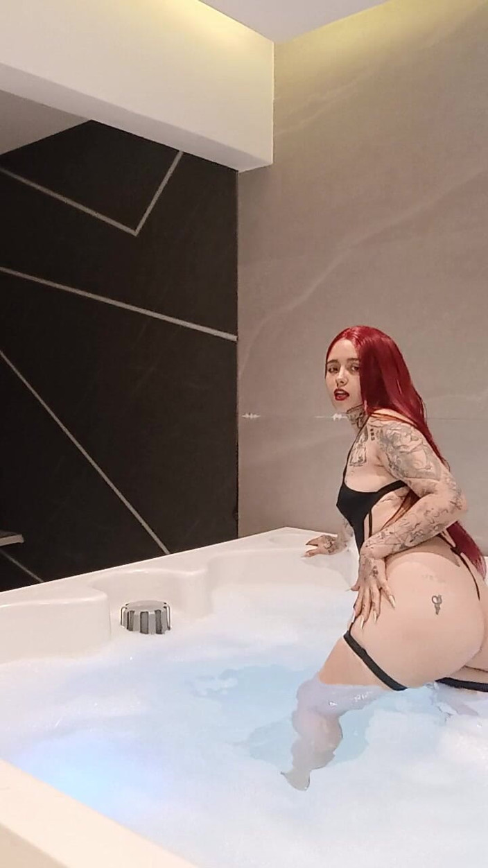 Dalyla: Une rouquine seule àx