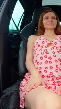 Desesperadamente molhando a calcinha da CK e mijando na minha cara no meu carro