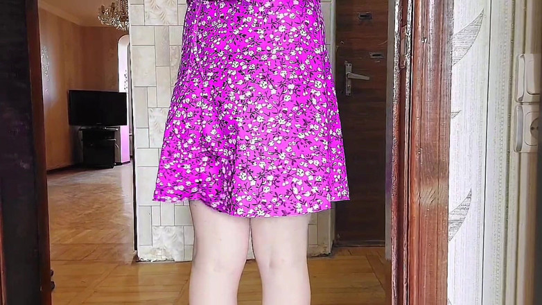 Kitty_Cross: Чудова фембойка повільно нахиляється, спокушаючи всі очі