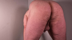 The Perfect Cock: 뒤에서 뻗어 큰 공, 자지, 후장을 노출하는 곰 아침 스트레칭