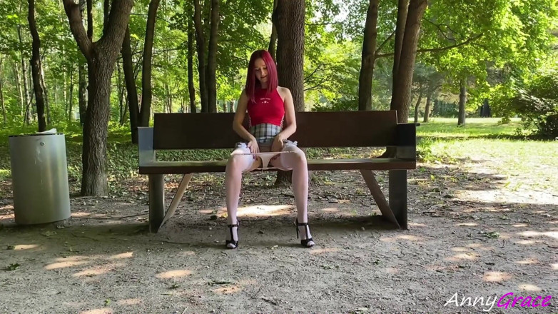 AnnyGrace: Krásná dívka v bílých punčochách masturbuje na lavičce, dotýká se...