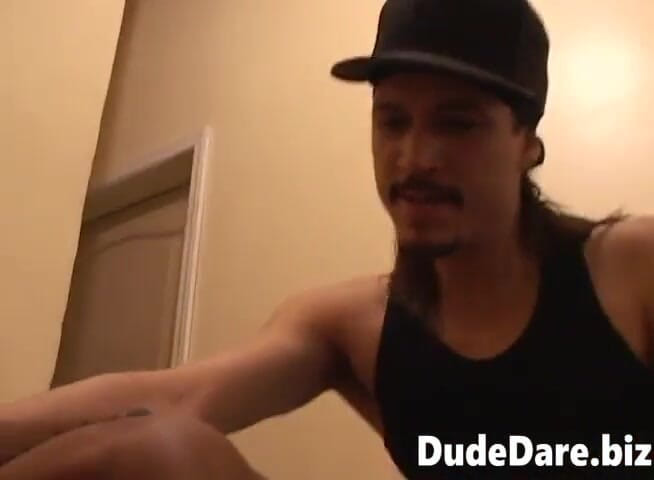 DudeDare: Chap sika świeżą spermę po dzikim gardle