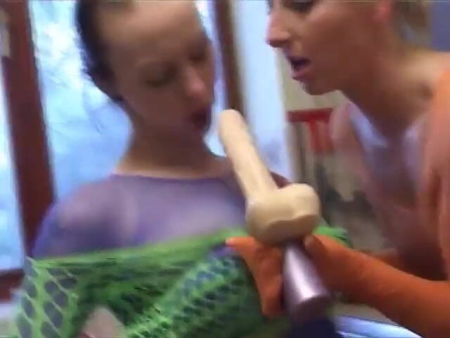 Homegrown Lesbian: Freakige englische lesben haben analsex mit strapon