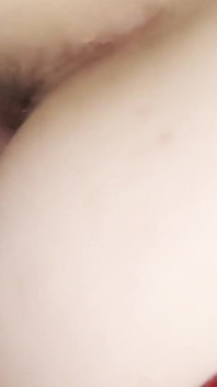 Il joue avec ma chatte en amazone, puis me baise en levrette en missionnaire pour éjaculer sur mon ventre