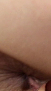 对不起，但我需要撒尿。如果你愿意，你可以观看。手指屁股操逼。菊花和阴户的特写。中出。