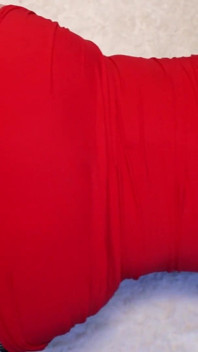 Chica de rojo. Hermosa follada en la pequeña zorra