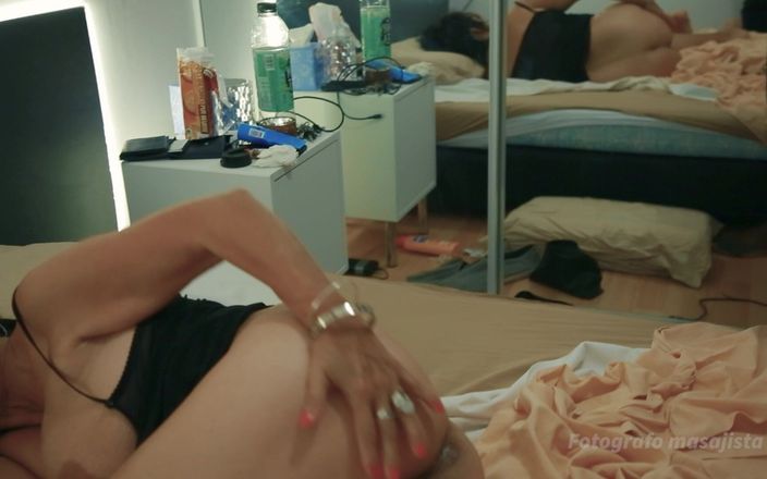 fotografo-masajista: La nonna bianca si prende una pausa nel letto mentre...
