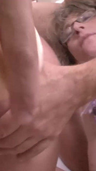 Geile milf sluit zich aan bij een grote interraciale orgie