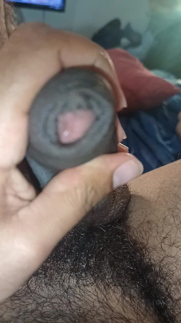 Tommhot: Tânărul bărbat cu barbă se filmează și ejaculează foarte fierbinte