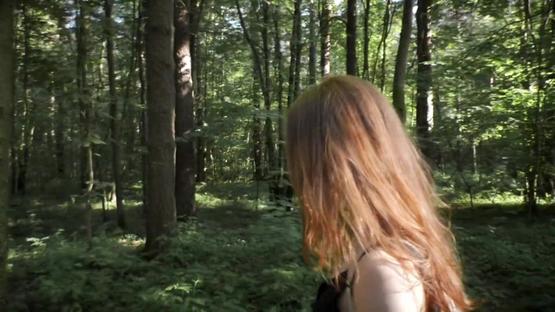 Elena Ginger: プチジンジャーが公共の公園でオナニーと潮吹き