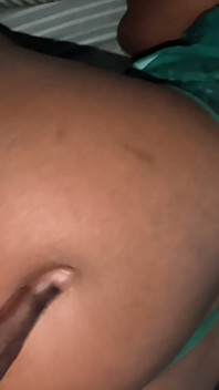 Saya berkongsi katil dengan rakan sebilik saya. Pantat besarnya sangat menggoda sehingga saya akhirnya mengisi pepeknya.