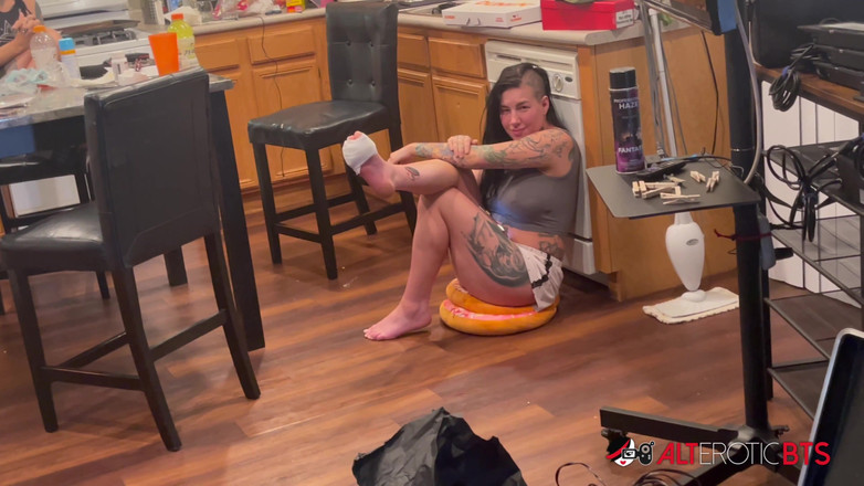 Alt Erotic: Luna Luxxx škádlení v černé a bílé klasické scéně