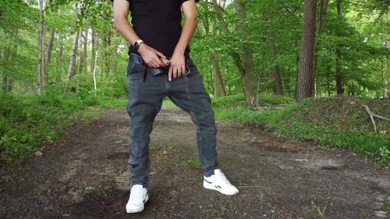 Fratchino: Watch a Dude Taking a Piss