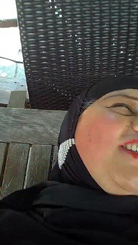 Prietenul meu a înnebunit peste un costum de trening musulman sexy; A tăiat o gaură în partea umedă și și-a blocat penisul în ea