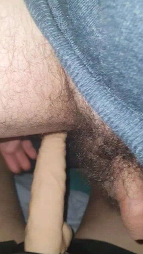 Skowirowi: Komplikationer. Fru knullar sin mans röv med en stor dildo