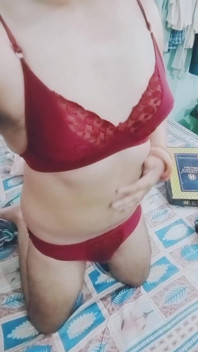 Gaurisissy, travesti indien gay, dans un ensemble de lune de miel en culotte rouge en soutien-gorge, se fait baiser