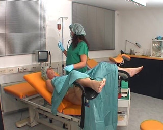 Rubber & Clinic Studio - 1ATOYS: Mimpi gyno - mengisinya dengan kencing panas segar