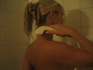 Flash Model Amateurs: She takes a sensual shower