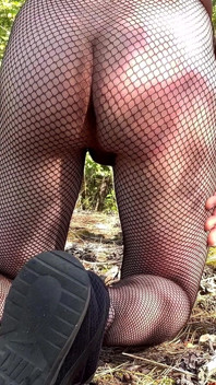Teen sexy kluk chodí nahý přírodou pro tátu