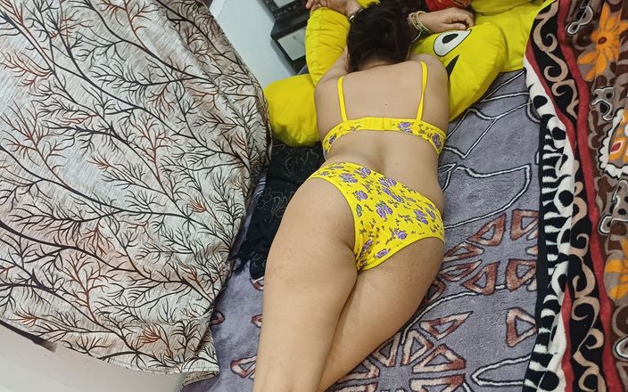 Ikshana Jaan: 继兄穿着内裤和胸罩操了他的继妹