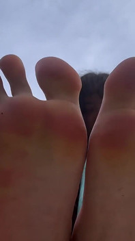 Te Dejo Ver Mis Pies Frotándose Y Presionando Contra La Hierba.