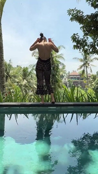 Provocando no vestido see-thru ao ar livre na piscina, strip