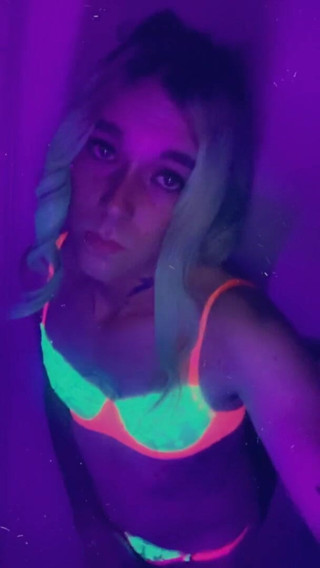 CarmenMelatonin: Sexy party girl wants to fuck