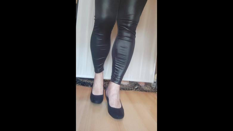 Nattalie Trans: Legging Kulit Faux Hitam dan Sepatu Hak Tinggi