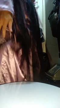 Masturbando vestindo bonito e lindo satin longdress