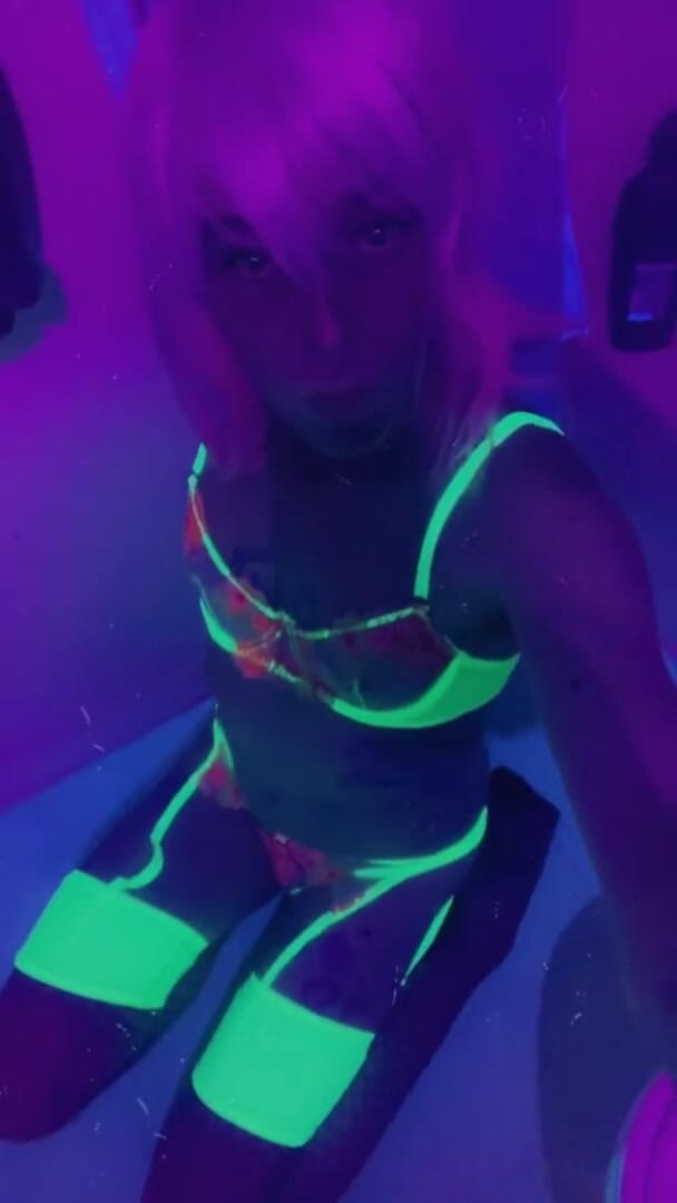 CarmenMelatonin: Sexy cosplay raver babe vuole fare festa