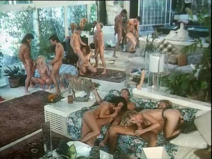 Xtime Network: Obrovská klasická domácí orgie na párty ... sperma v ústech