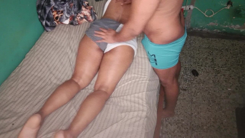 BigassMILF40: Kremowy masaż dla zalotnej brunetki mamuśki z dużym tyłkiem
