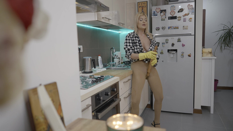 Jasmine RougeXXX: Nadržená blonďatá milfka v silonkách je ošukaná v kuchyňském chaosu