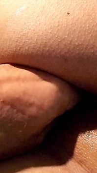 Orta yaşlı seksi kadın yanında yumrukla sikiliyor