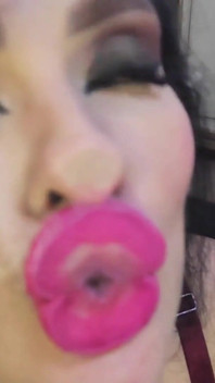 내 거대한 분홍색 자지 따먹기 입술로 싸게 만들어