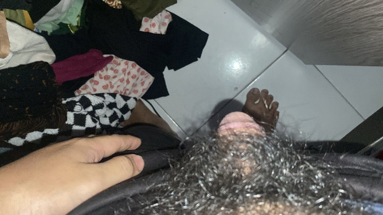 Jackson World: Kepergok lagi masturbasi sendirian di kamarku