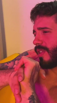 Bombado Brinca De Ser Diretor Porno Com Suas Amigas Da Universidade Federal